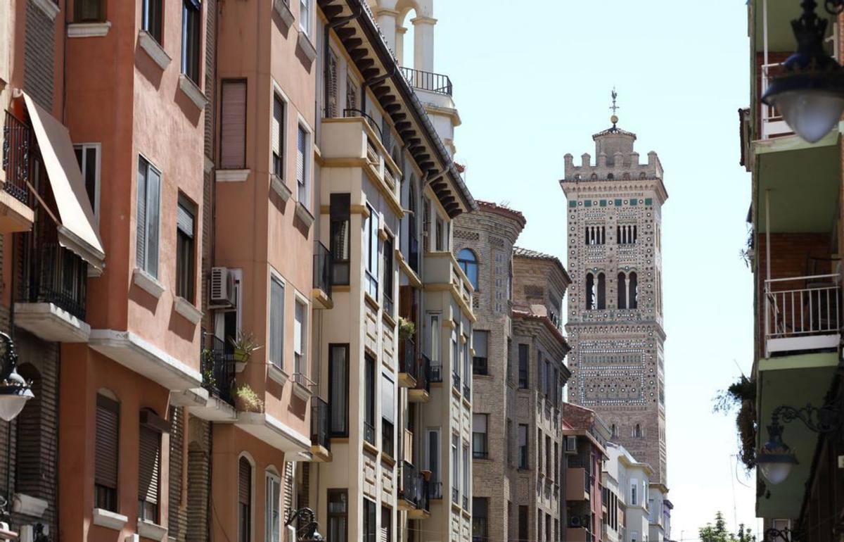 La torre de la iglesia de La Magdalena, vista desde la calle Mayor. | LAURA TRIVES