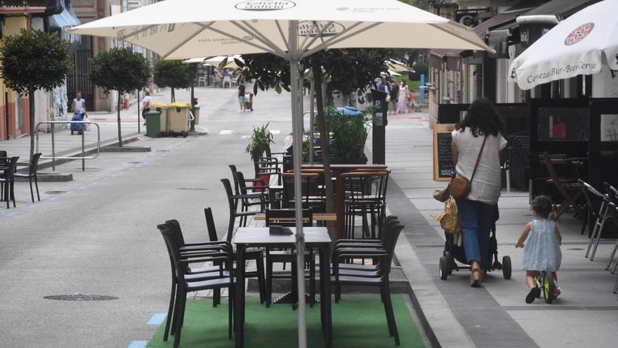 Terrazas vacías en la calle Emilia Pardo Bazán de A Coruña.