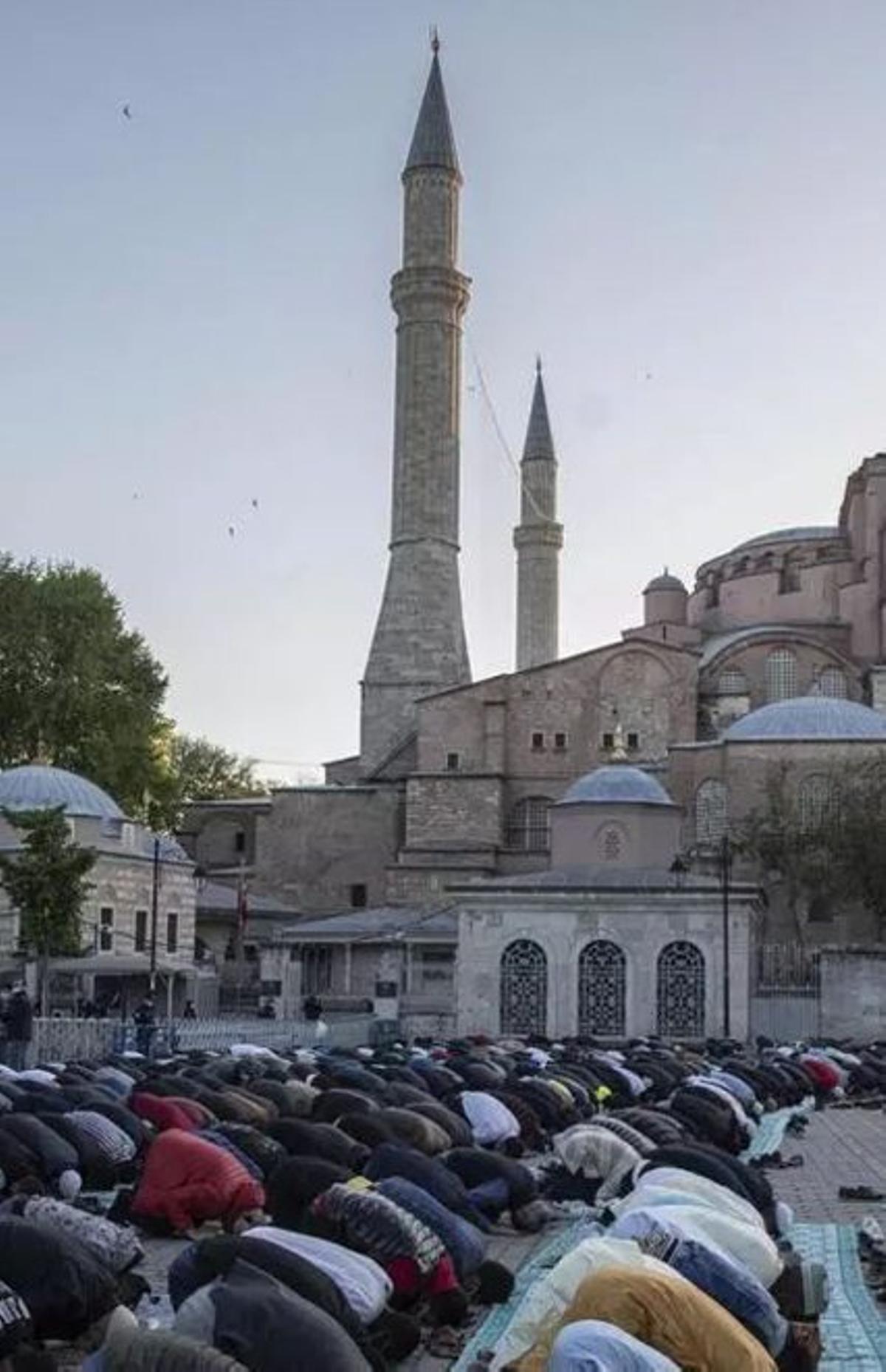 Pregària davant la Gran Mesquita. | ERDEM SAHIN / EFE