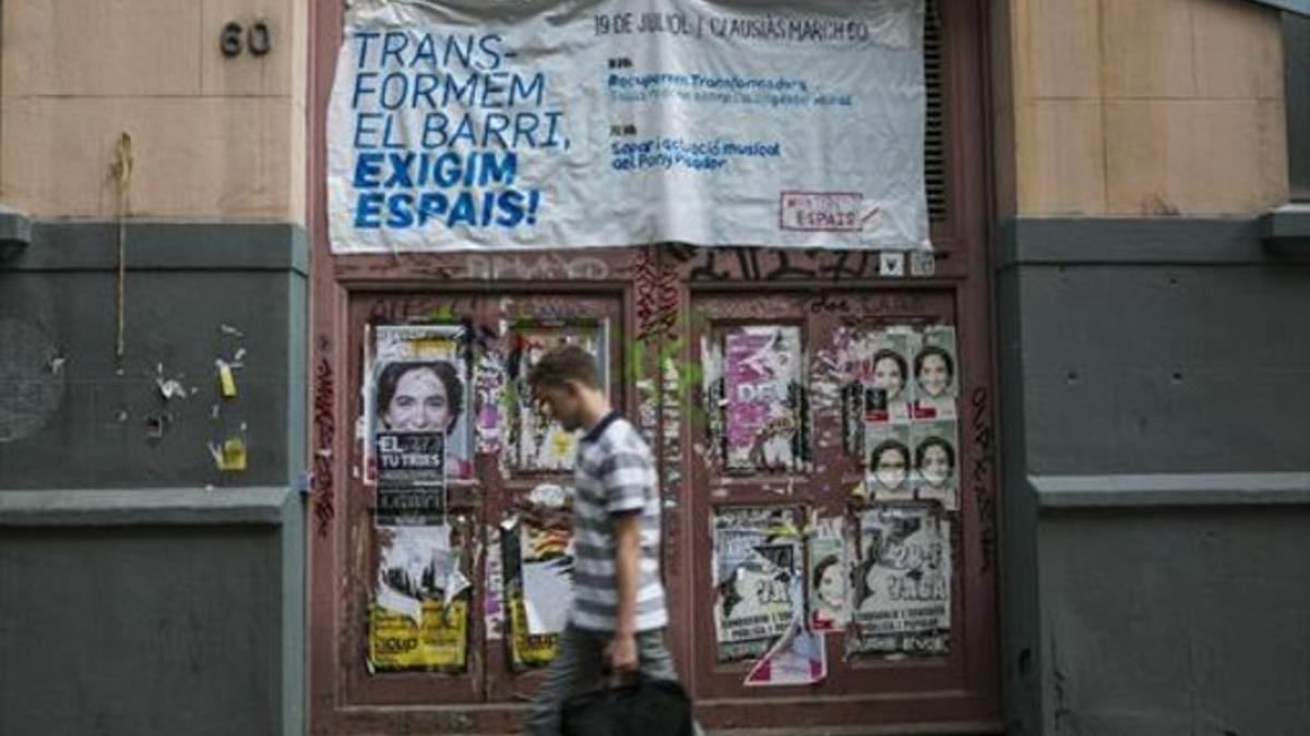 Entrada del viejo edificio Transformadors, abandonado desde hace siete años.