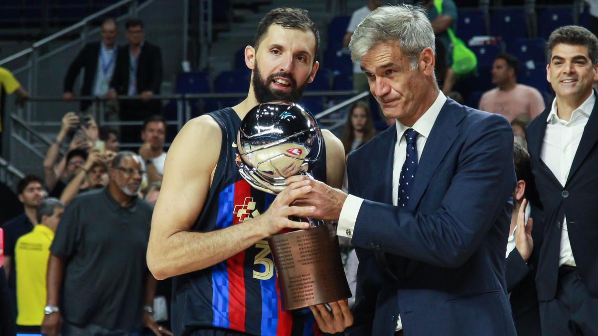 Mirotic recibe el trofeo de campeón de Liga que conquistó el Barça sobre el Madrid.