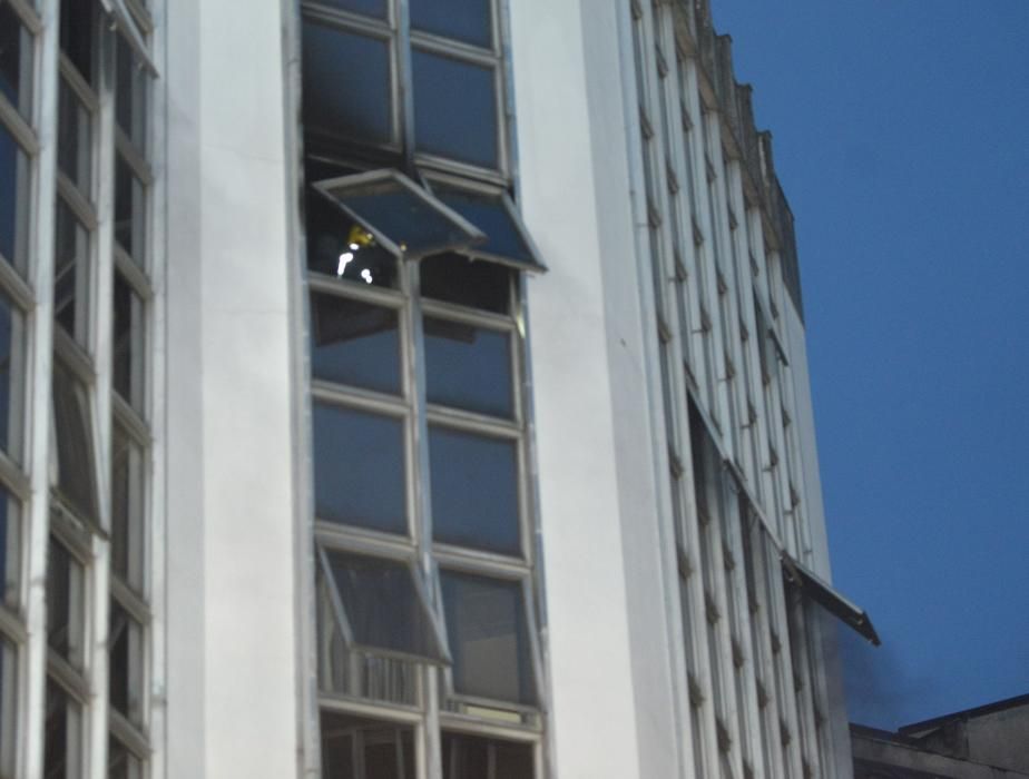 Los Bomberos tuvieron que actuar a última hora de la tarde en el Hospital de Pontevedra, donde un paciente había plantado fuego a los colchones de tres habitaciones.