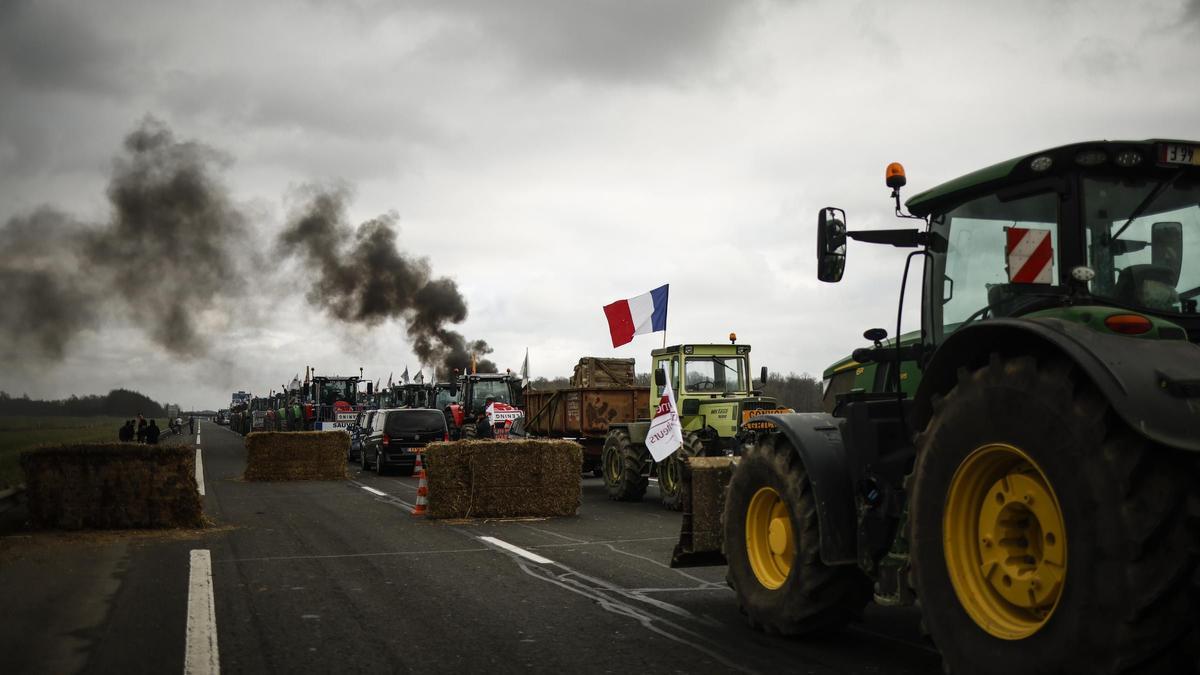 Un grupo de agricultores corta una autovía próxima a París.