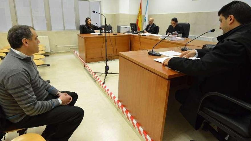 Javier Castelo (izquierda), durante el juicio celebrado ayer en Pontevedra. // Gustavo Santos