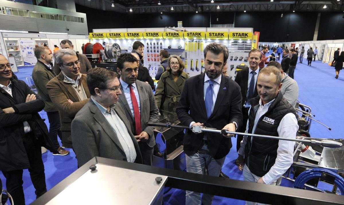 Diego Calvo prueba una de las herramientas de la feria, bajo la mirada de otros políticos. |   // BERNABÉ/J. LALÍN