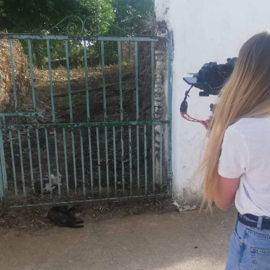 Mari, con la cámara en la localidad de Valle de Santa Ana, en la Sierra Suroeste