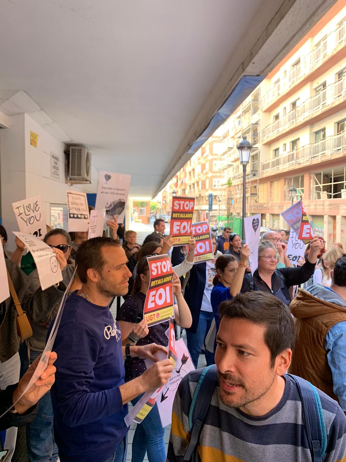 La Escuela de Idiomas de Alicante protesta por los recortes de clases presenciales el próximo curso
