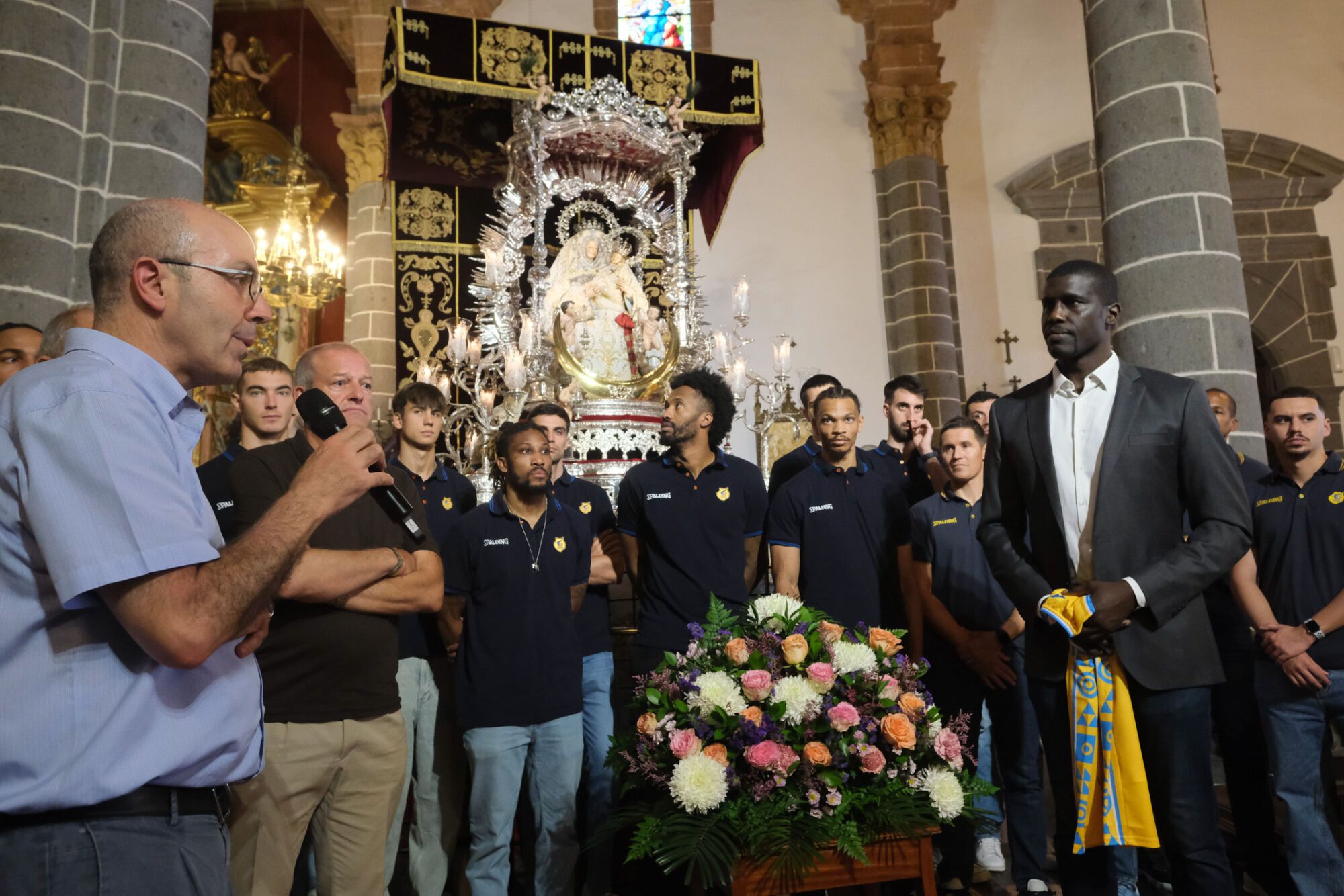 La plantilla del CB Gran Canaria visita a la Virgen del Pino