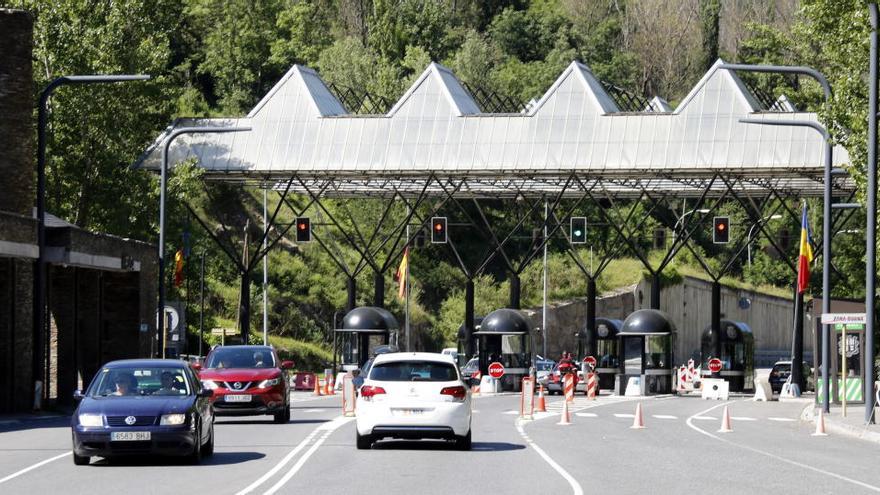 Vehicles entrant i sortint al punt fronterer entre Andorra i Catalunya