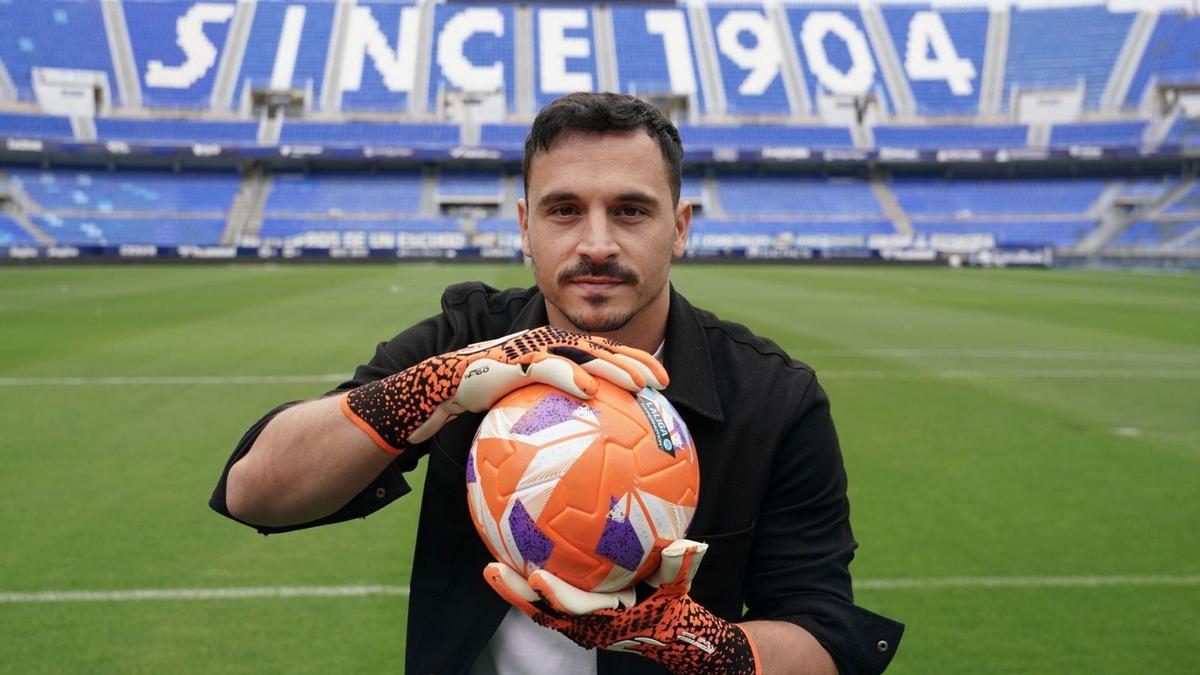 Alfonso Herrero posa para La Opinión de Málaga en el estadio de La Rosaleda.