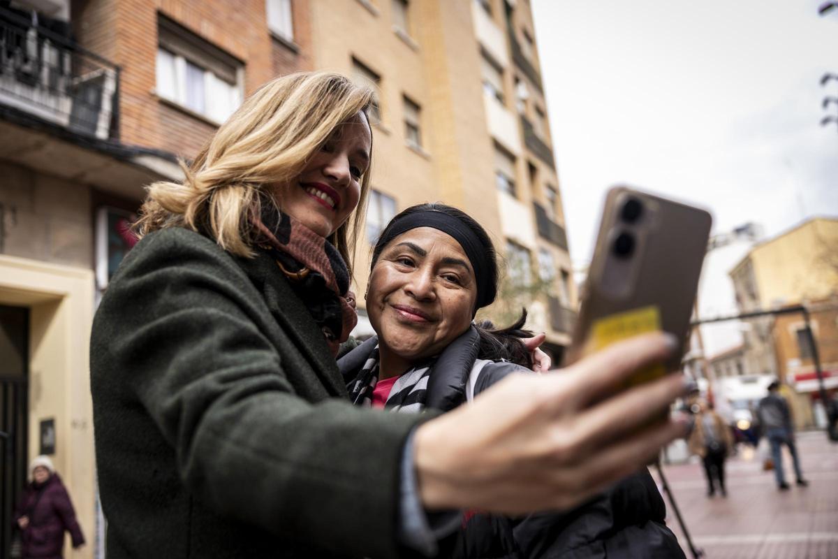 La candidata del PSOE se hace un selfi con una seguidora, en la calle Delicias de Zaragoza.