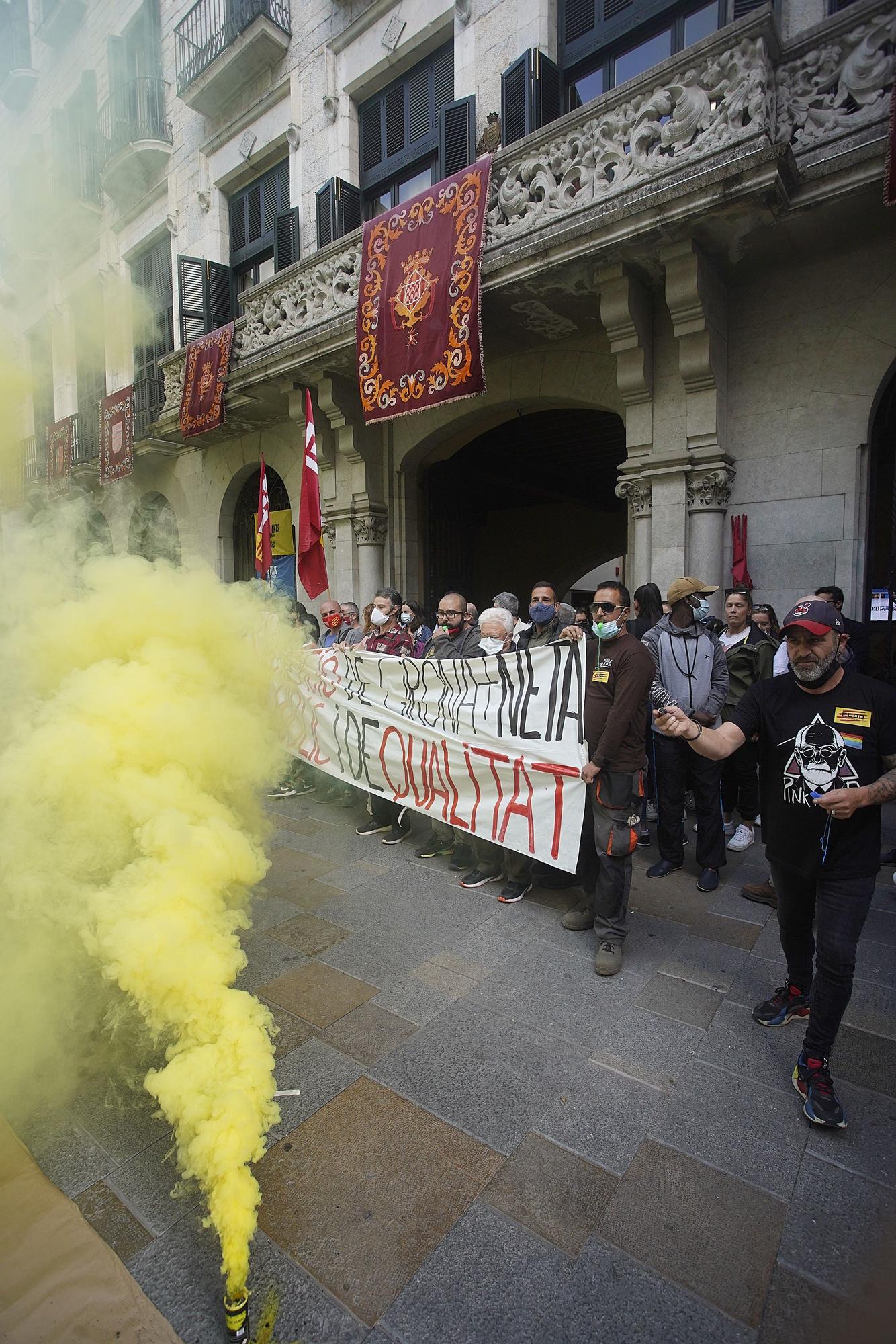 Protesta dels treballadors de Girona + Neta en contra de la privatització del servei públic de neteja