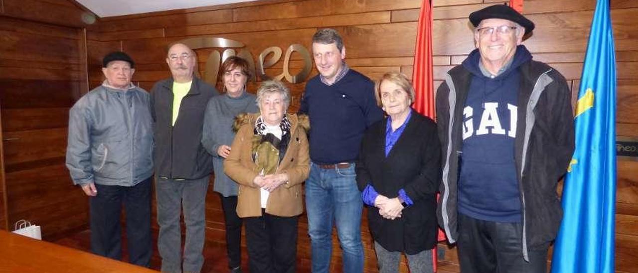 Por la izquierda, Hilario Menéndez, Fernando Rodríguez, Begoña Serrano, María Argentina Álvarez, José Ramón Feito, Paz Fernández Felgueroso y Miguel Ángel Antonio Arrieta, ayer, en el salón de plenos de Tineo.