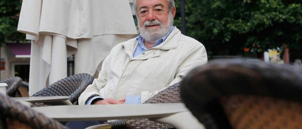 Manuel Llanos, ayer, sentado en una terraza de la calle Covadonga.