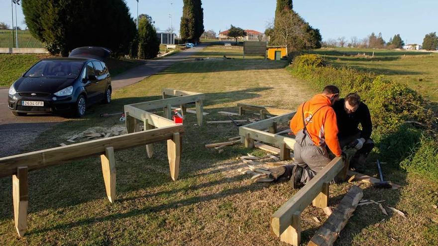 Dos operarios, preparando el circuito en Mareo.