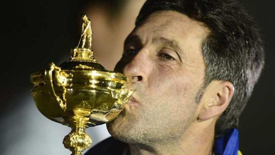 José María Olazabal, con el trofeo de la Ryder Cup.