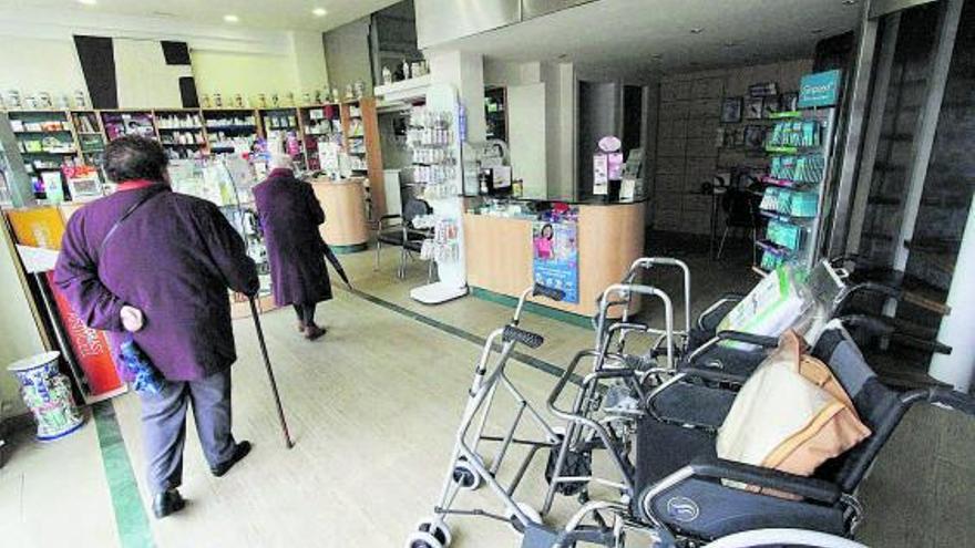Pacientes recogen sus medicinas en una farmacia de Zamora. |