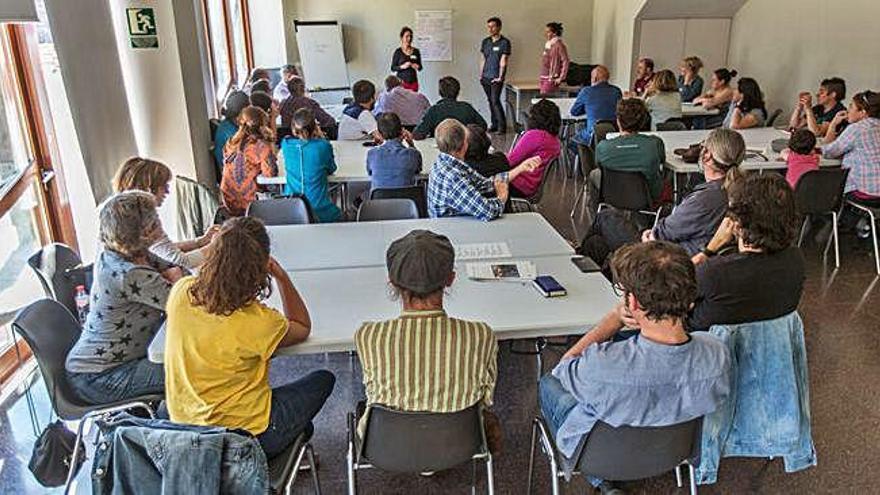 Veïns i empresaris de la Cerdanya durant una de les reunions