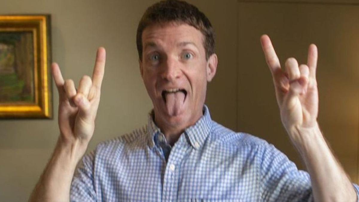 Grady Hendrix se burla en una de las salas de estar del hotel en el que se alojó este pasado festival Celsius. | María Fuentes