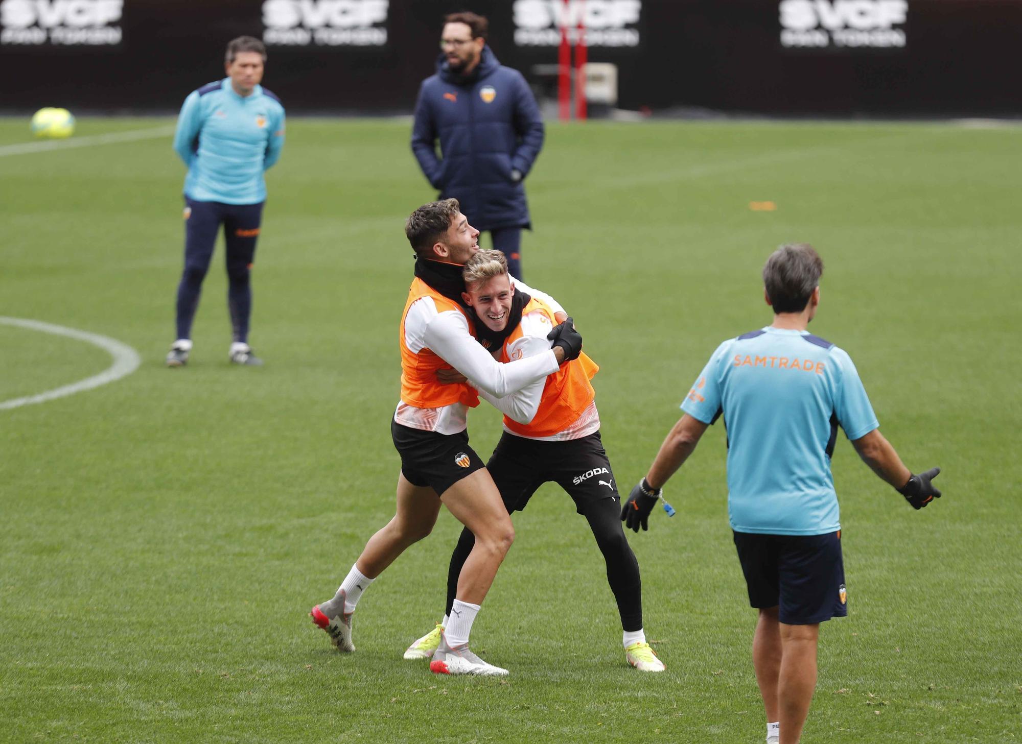 El Valencia se entrena por última vez antes del partido frente al Elche