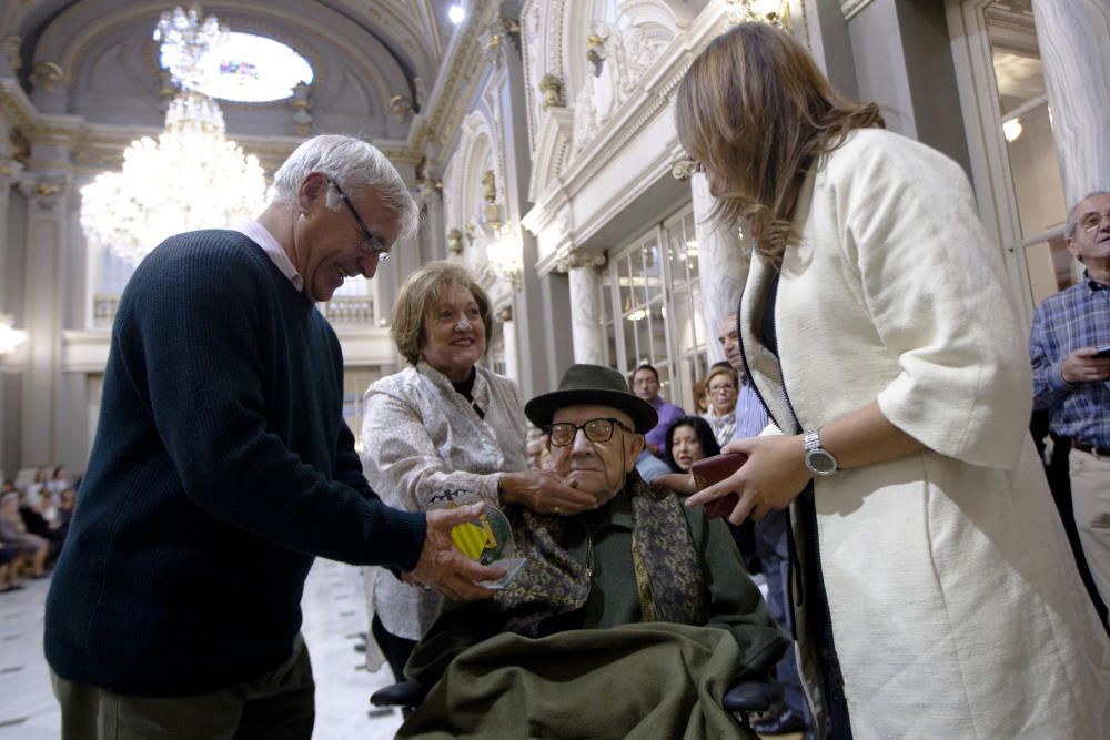 Homenaje a los 25 vecinos centenarios de Valencia