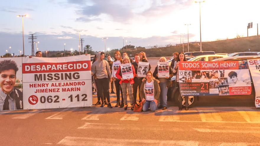 Concentración de familiares y amigos de Henry Alejandro el pasado diciembre en Orihuela Costa.