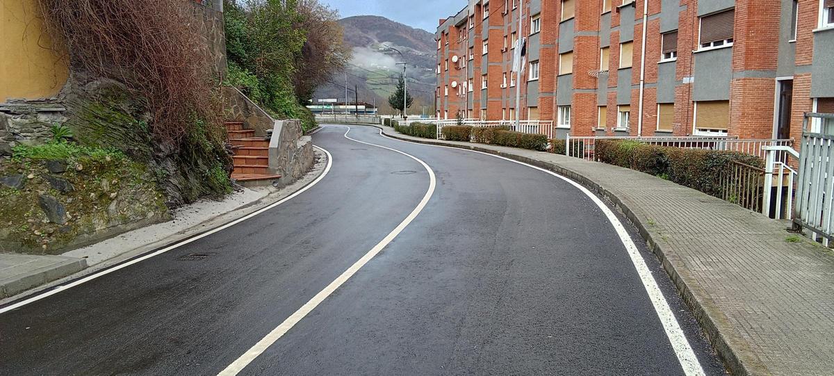 Un tramo de la nueva carretera Moreda-Boo.