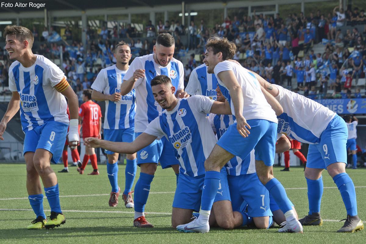 El Blanes celebra un gol a la Ciutat Esportiva