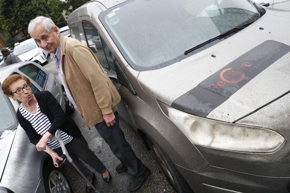 El incendio de varios coches en un parking de Gijón, en imágenes