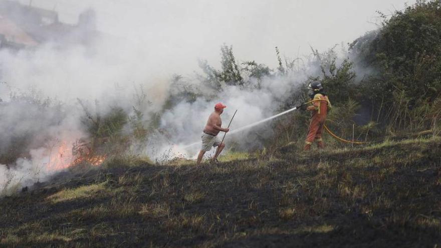 Incendio forestal en las cercanías de la ermita de La Luz