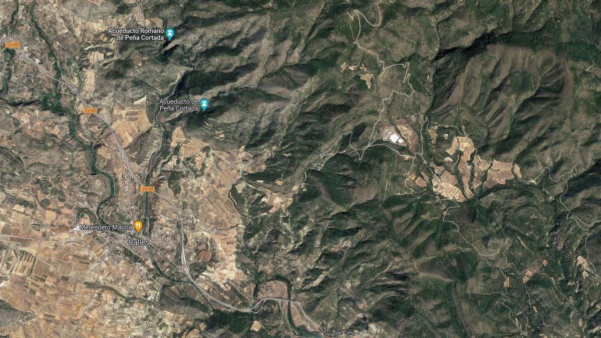 La planta de compostaje incendiada se localiza en el mapa en la zona blanca, en mitad de masa forestal.