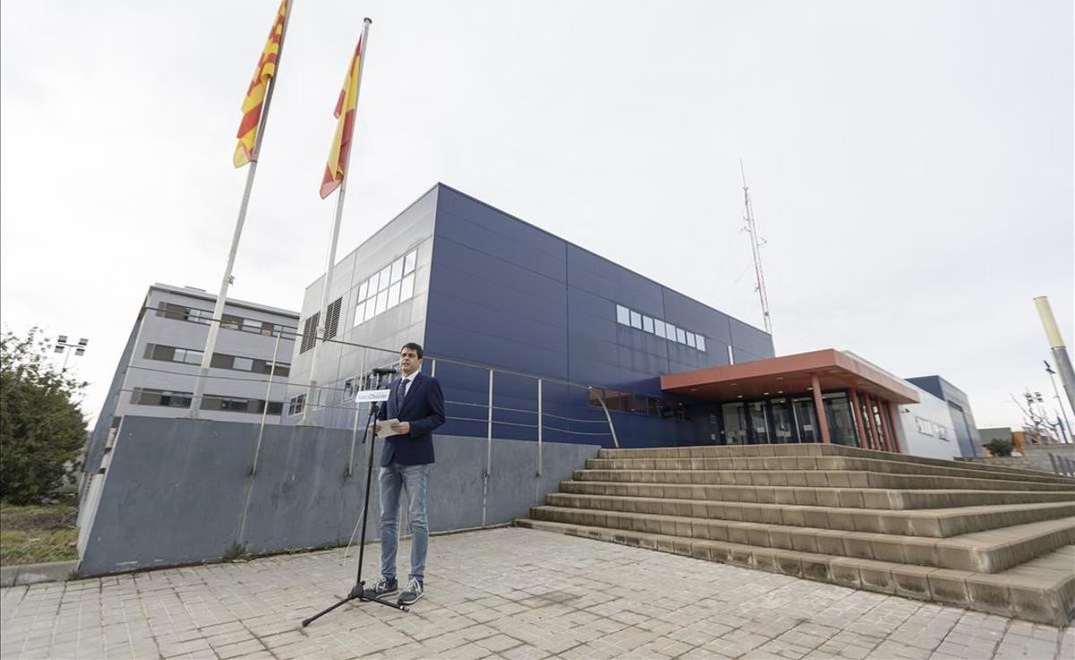 El número 3 del PDeCAT por Barcelona, Marc Castells, frente a la comisaría de los Mossos en Igualada.