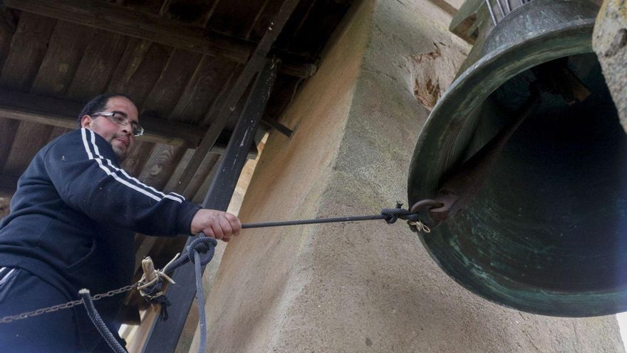 Antonio Ballesteros, presidente de la Asociación de Campaneros de Zamora, toca las campanas en una iglesia de la provincia. | José Luis Fernández