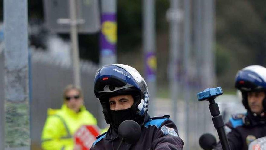 Un motorista de la Policía Local en un operativo. // Gustavo Santos