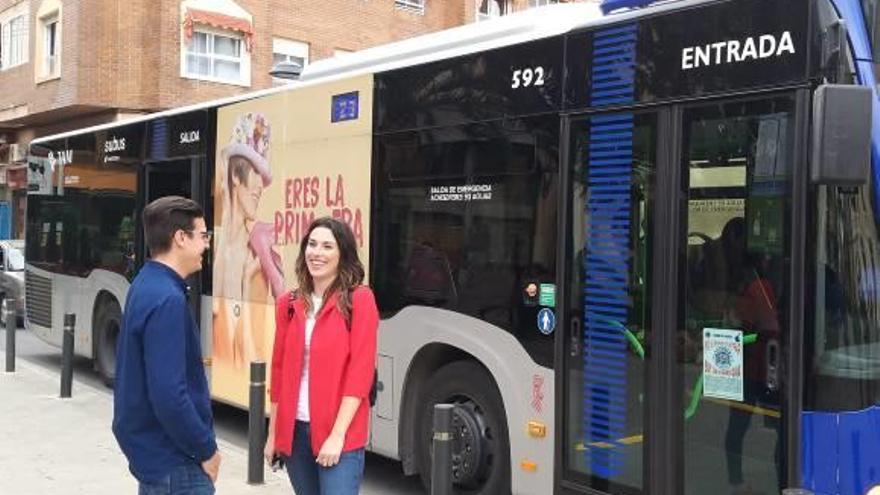 La candidata a Las Cortes Aitana Mas junto al alcaldable de Compromís per Sant Joan, Sergio Agueitos.