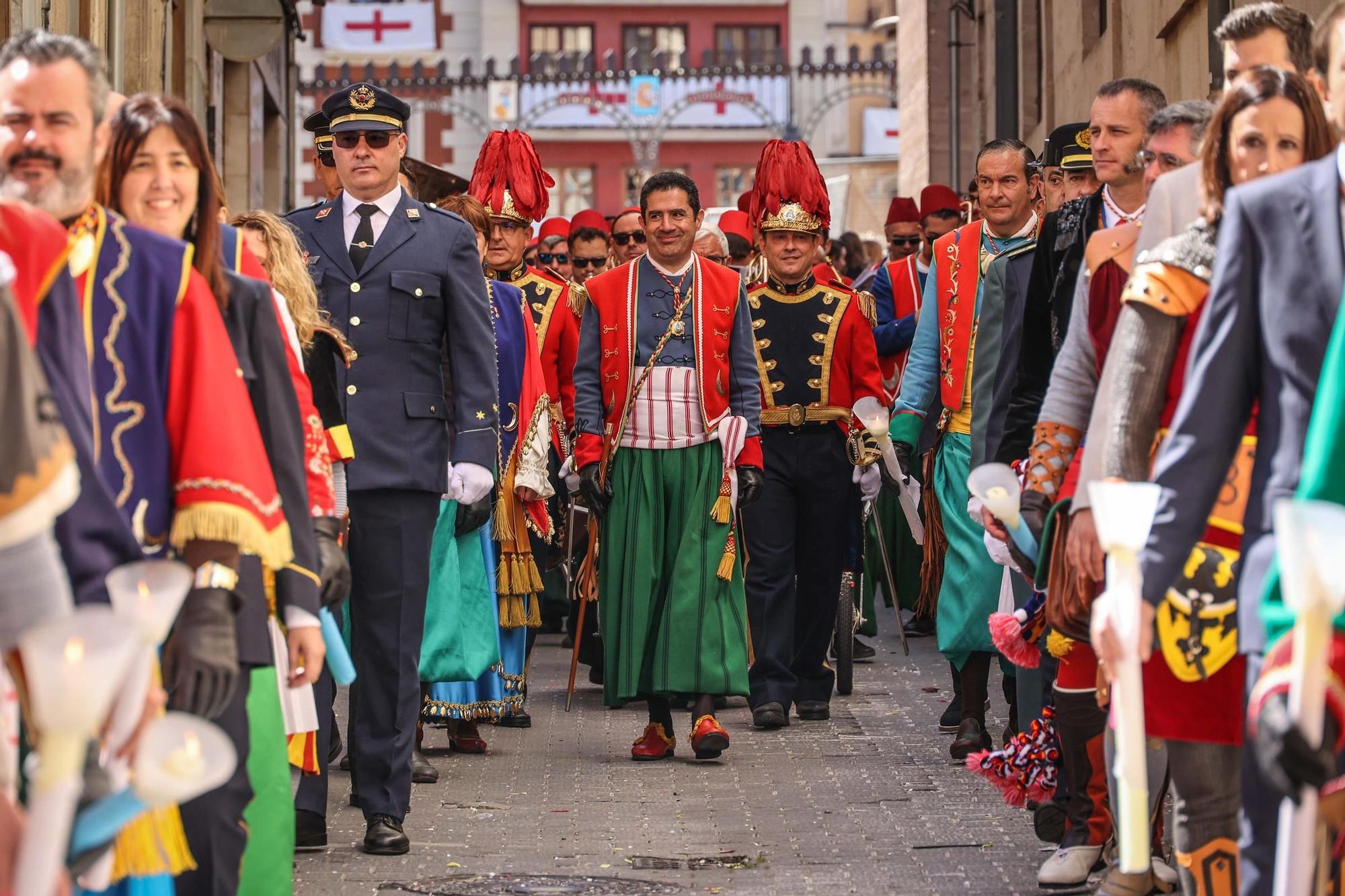 El Sant Jordiet entre claveles en la procesión de la Reliquia