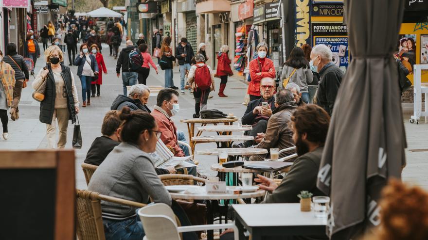 Palma llena las terrazas de los bares en el primer día de nuevas restricciones