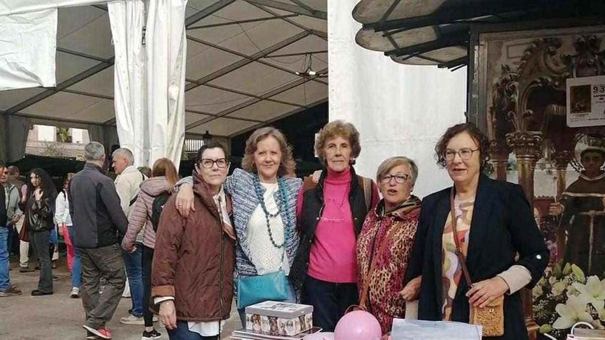 El grupo de mujeres durante la venta de los calendarios.