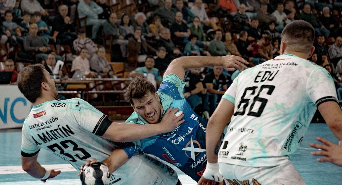 David Estepa intenta superar la defensa del Ademar León.