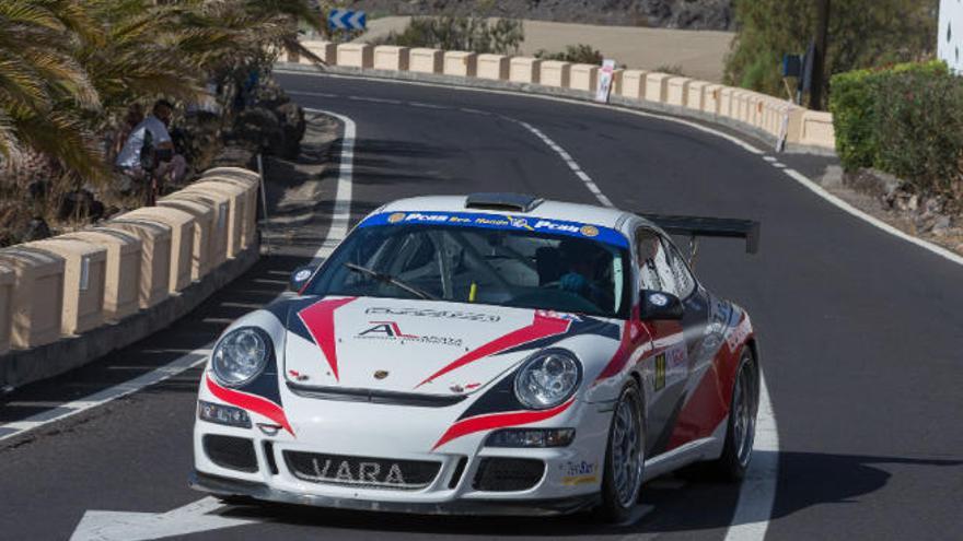 Juan Luis Cruz traza una curva de la rampa de Santiago del Teide, a los mandos de su Porsche 911 GT3.