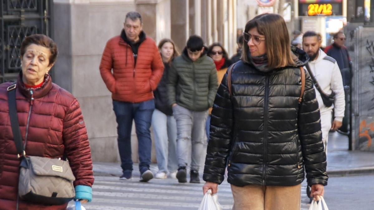 Personas abrigadas en el centro de Alcoy este miércoles por la mañana.