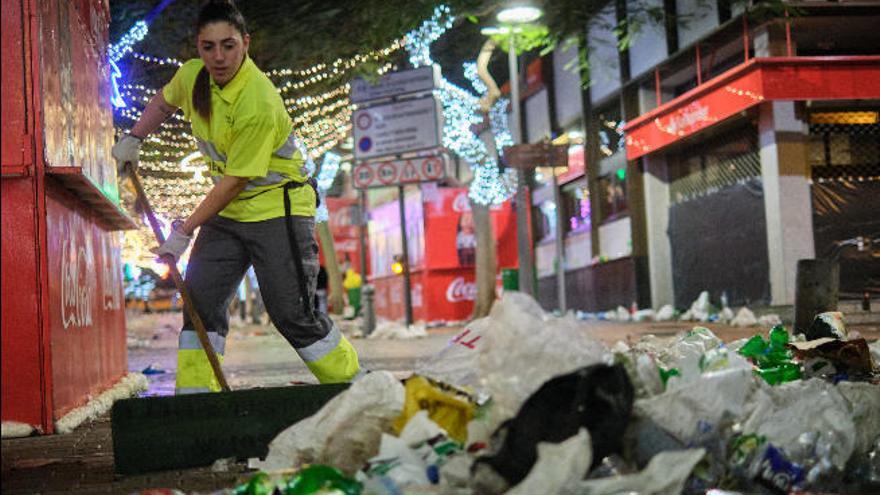 Una operaria de limpieza realiza su trabajo tras una noche de Carnaval.