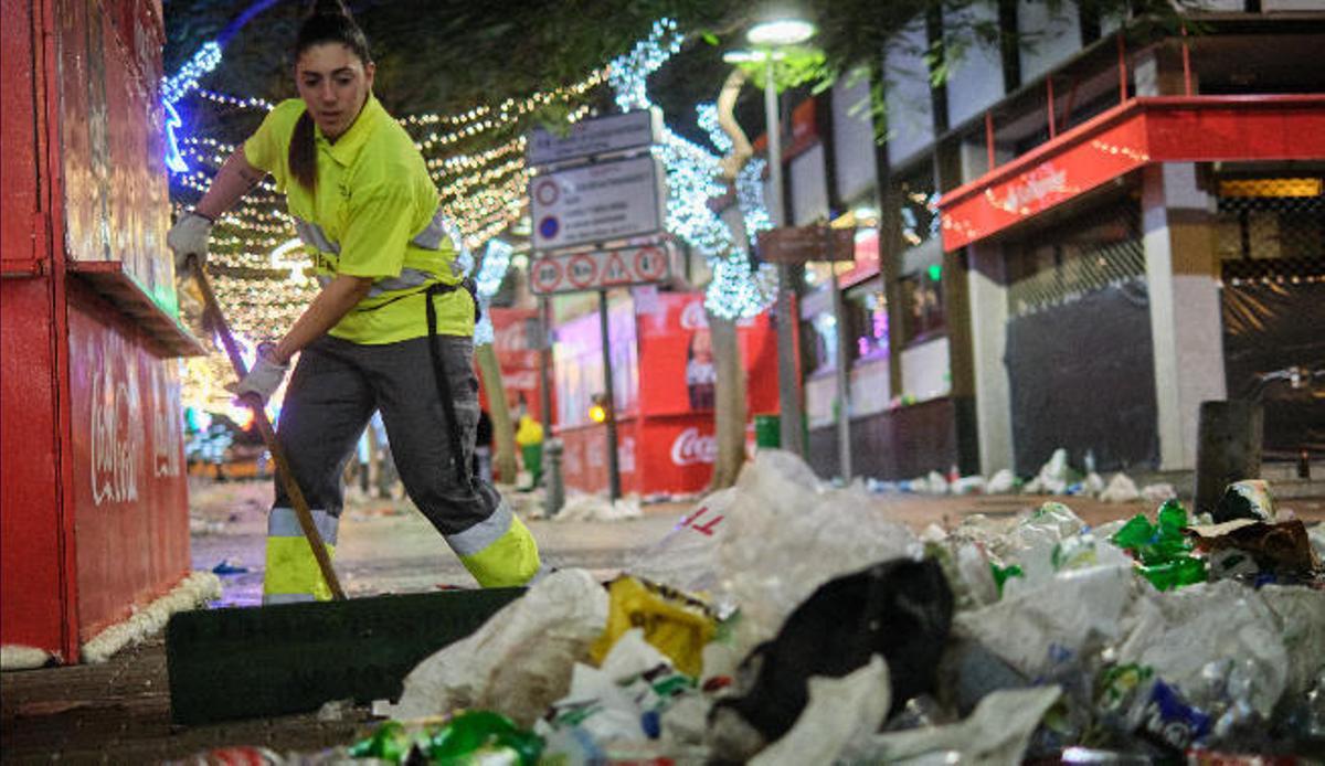 Una operaria de limpieza realiza su trabajo tras una noche de Carnaval.