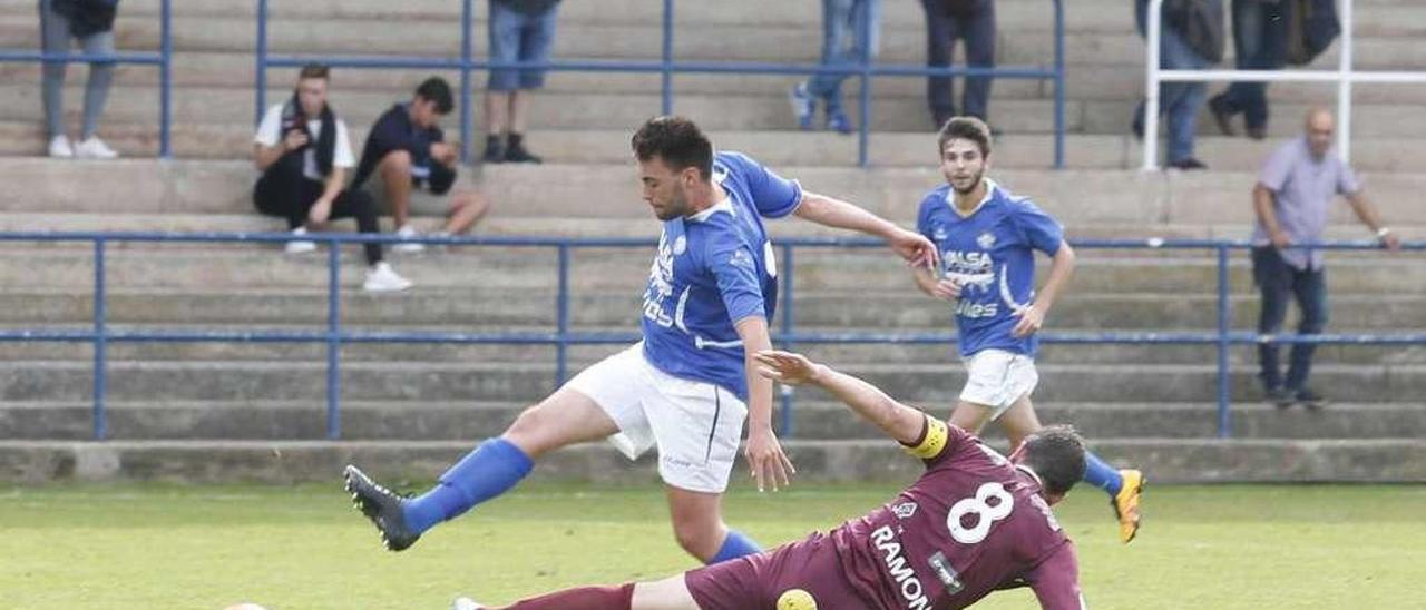 Ramón, del Avilés Stadium, trata de frenar a un jugador del Valsa en el choque del domingo.