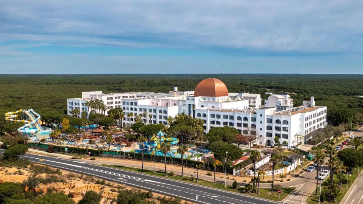 VÍDEO | El hotel de Huelva en plena línea de playa con su propio parque acuático y spa