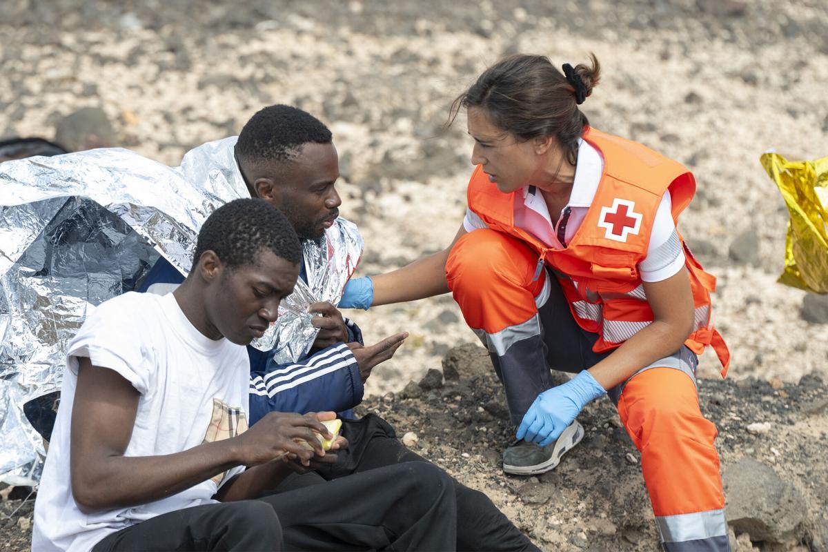 Una neumática con unos 50 migrantes llega a la costa de Teguise (Lanzarote) Una neumática con unos 50 migrantes llega a la costa de Teguise (Lanzarote)