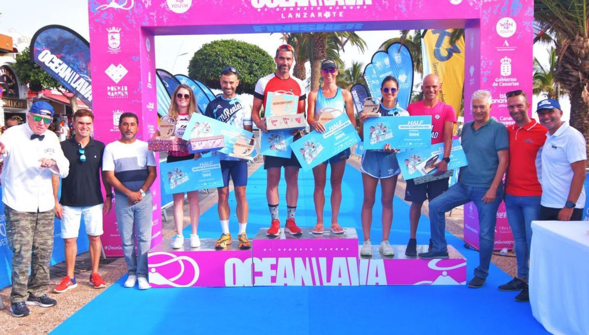 Los triatletas más destacados de la prueba reina del Ocean Lava Lanzarote Triatlón, ayer en el podio. | | LP/DLP