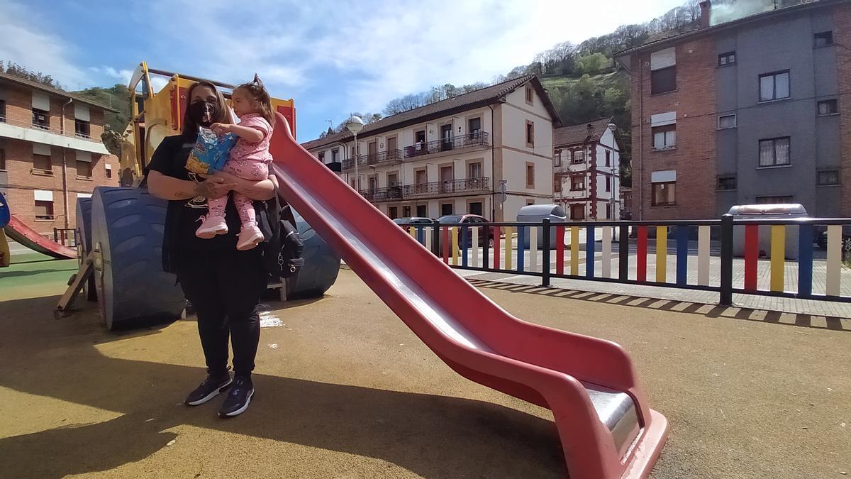 Una madre con su hija en el parque de Figaredo.