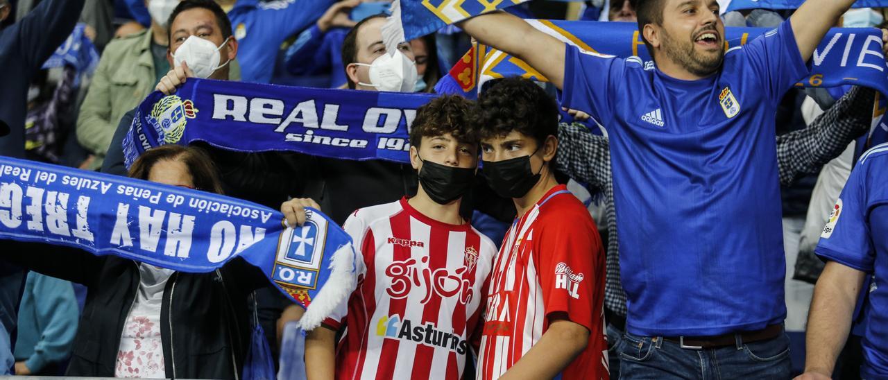 Alejandro y Pelayo Vigil, en la grada del Carlos Tartiere