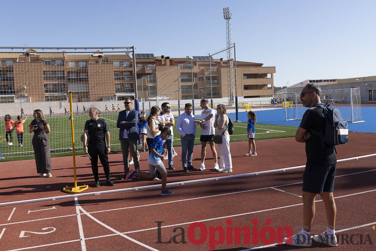 Abel Antón vistiba la Escuela Municipal de Atletismo de Caravaca